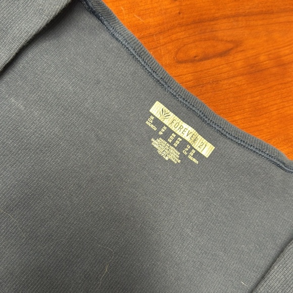 Forever 21 top xs // 082830 - Picture 2 of 2